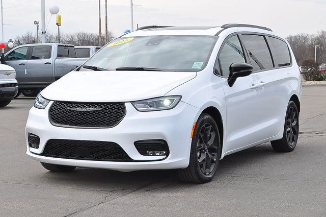 Used 2025 Chrysler Pacifica Limited image 7