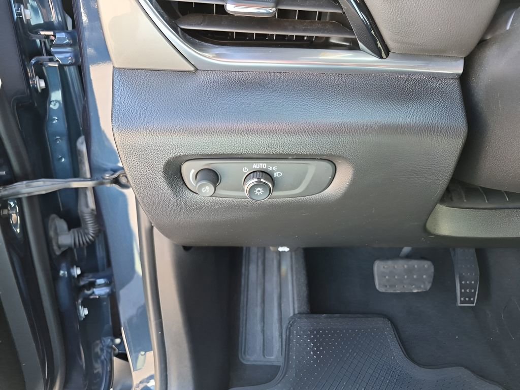 Used 2023 Chevrolet Traverse LT image 32