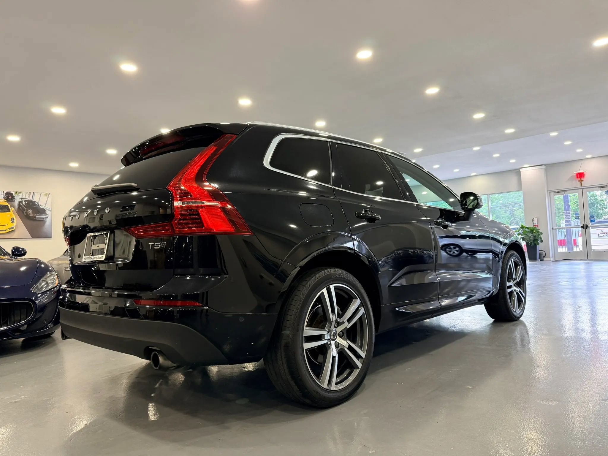 Used 2018 Volvo XC60 T5 Momentum w/ Vision Package AWD/4WD image 8