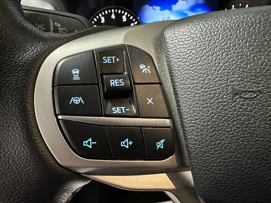 Used 2022 Ford Explorer XLT w/ Equipment Group 202A AWD/4WD image 17