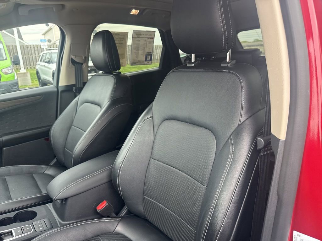 Used 2020 Ford Escape Titanium w/ Titanium Premium Package 2.0 FWD image 4