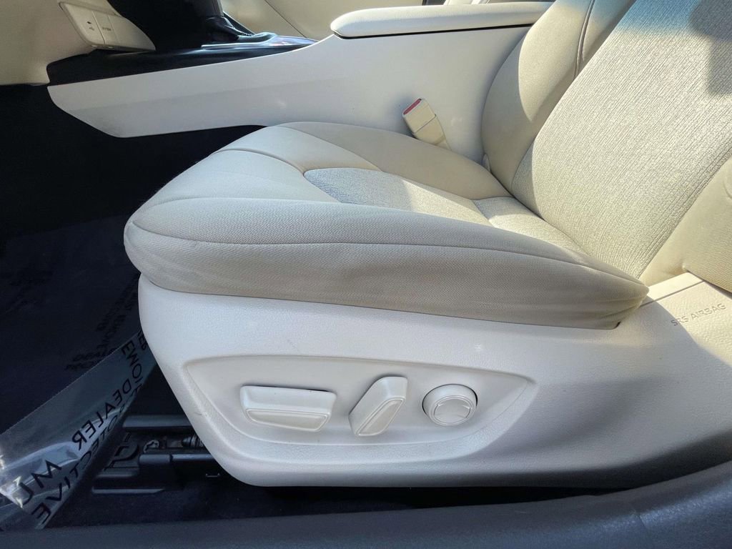 Used 2018 Toyota Camry LE w/ Convenience Package FWD image 18