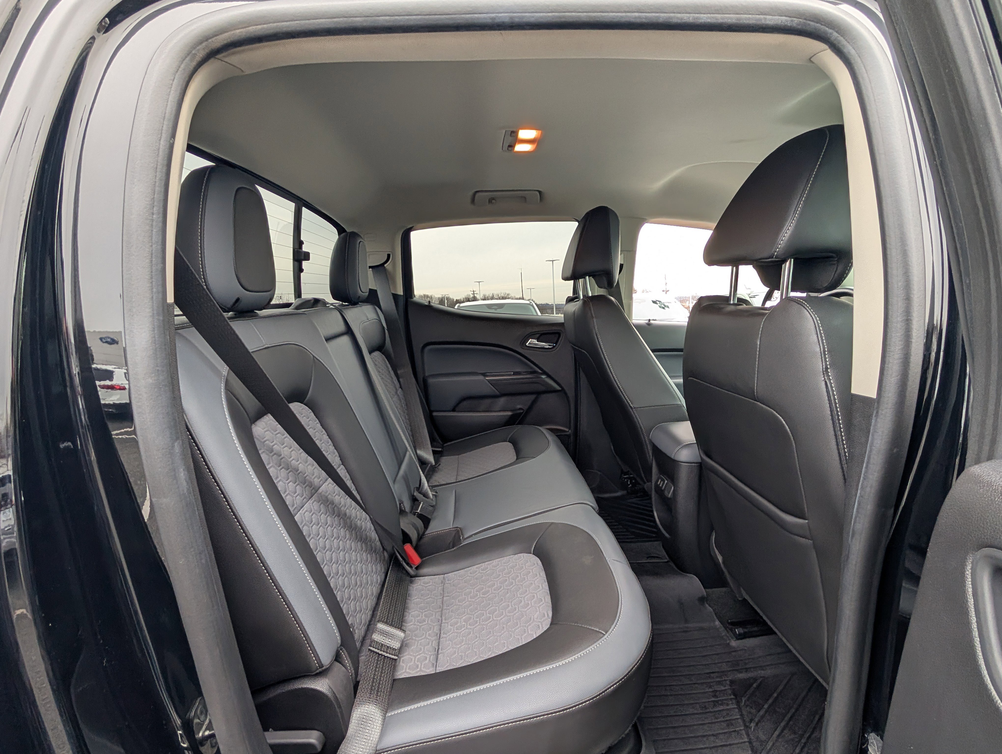 Used 2018 Chevrolet Colorado Z71 w/ Z71 Midnight Edition image 12