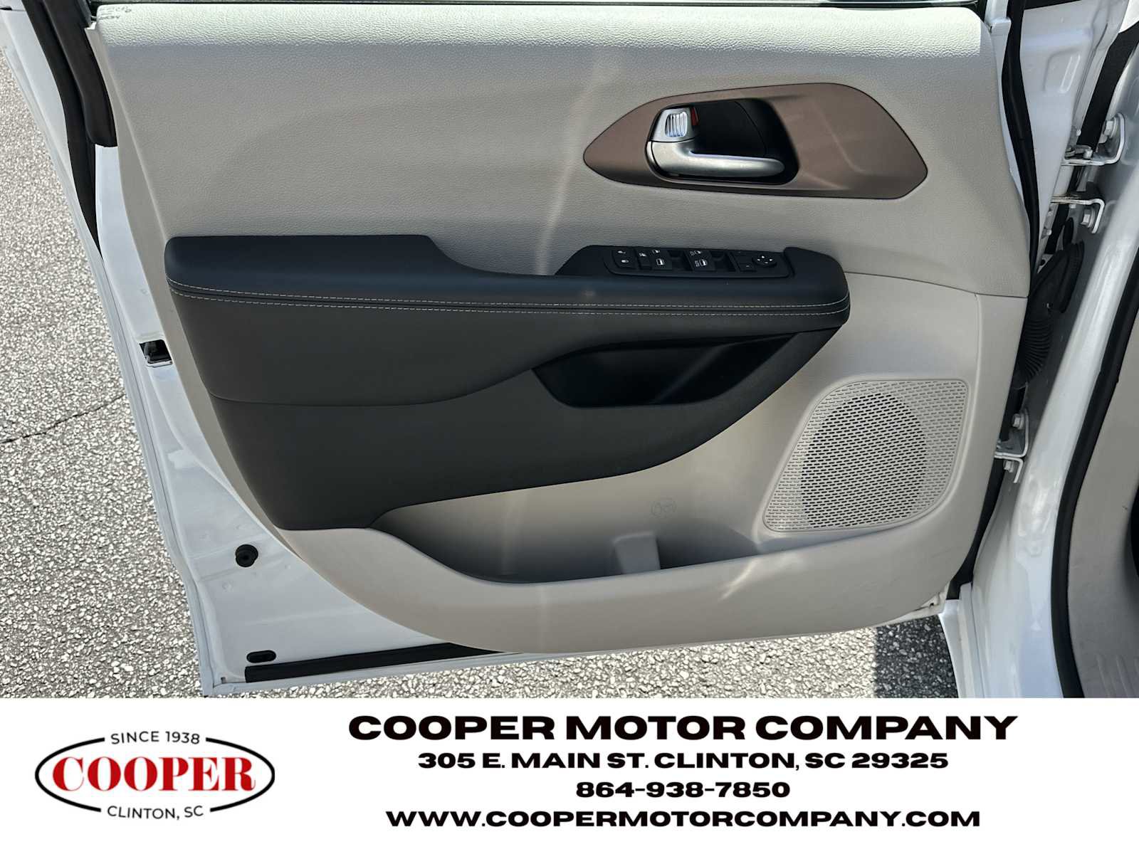 Used 2023 Chrysler Voyager LX image 10