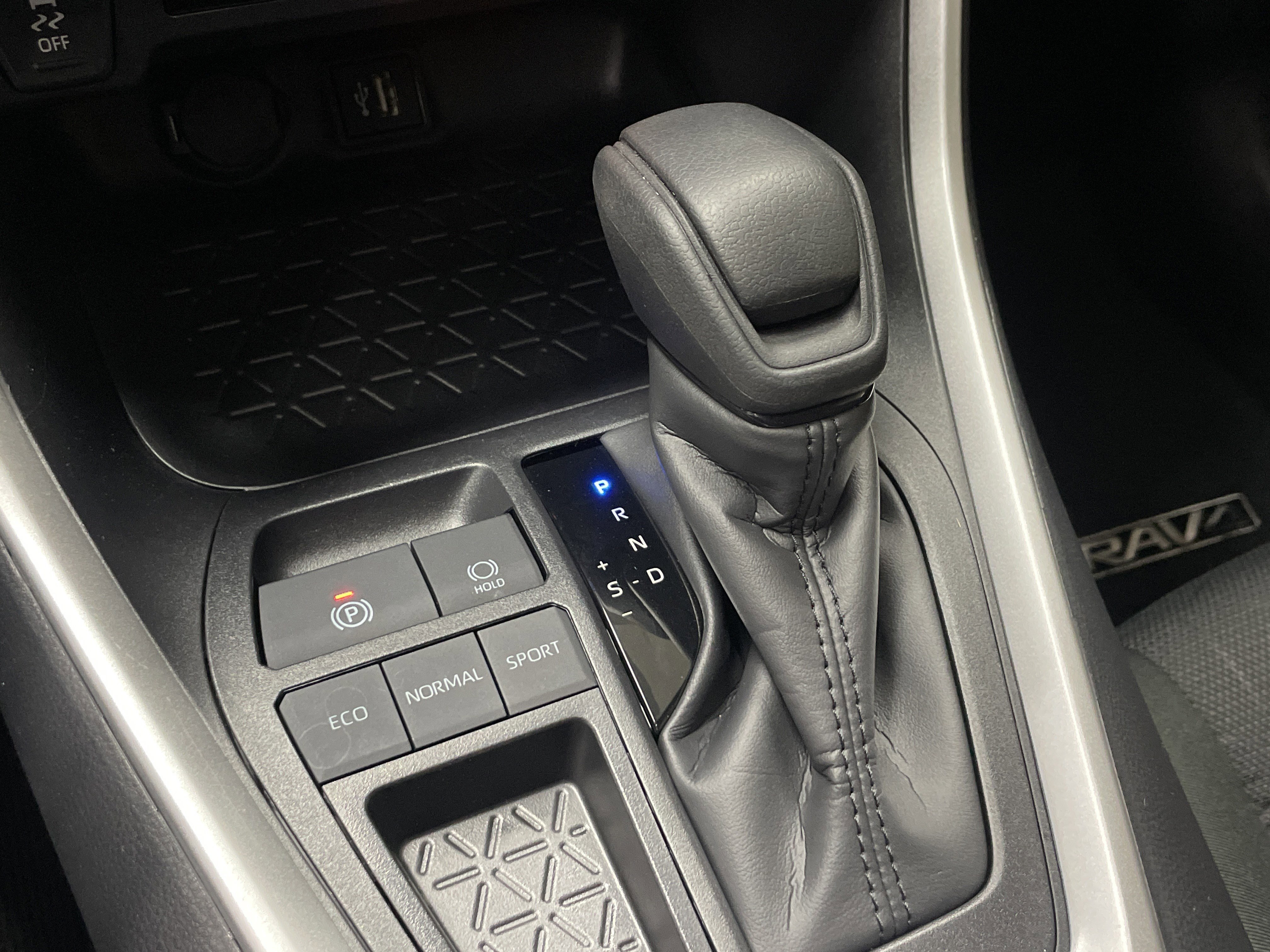 Used 2025 Toyota RAV4 XLE w/ Convenience Package image 26