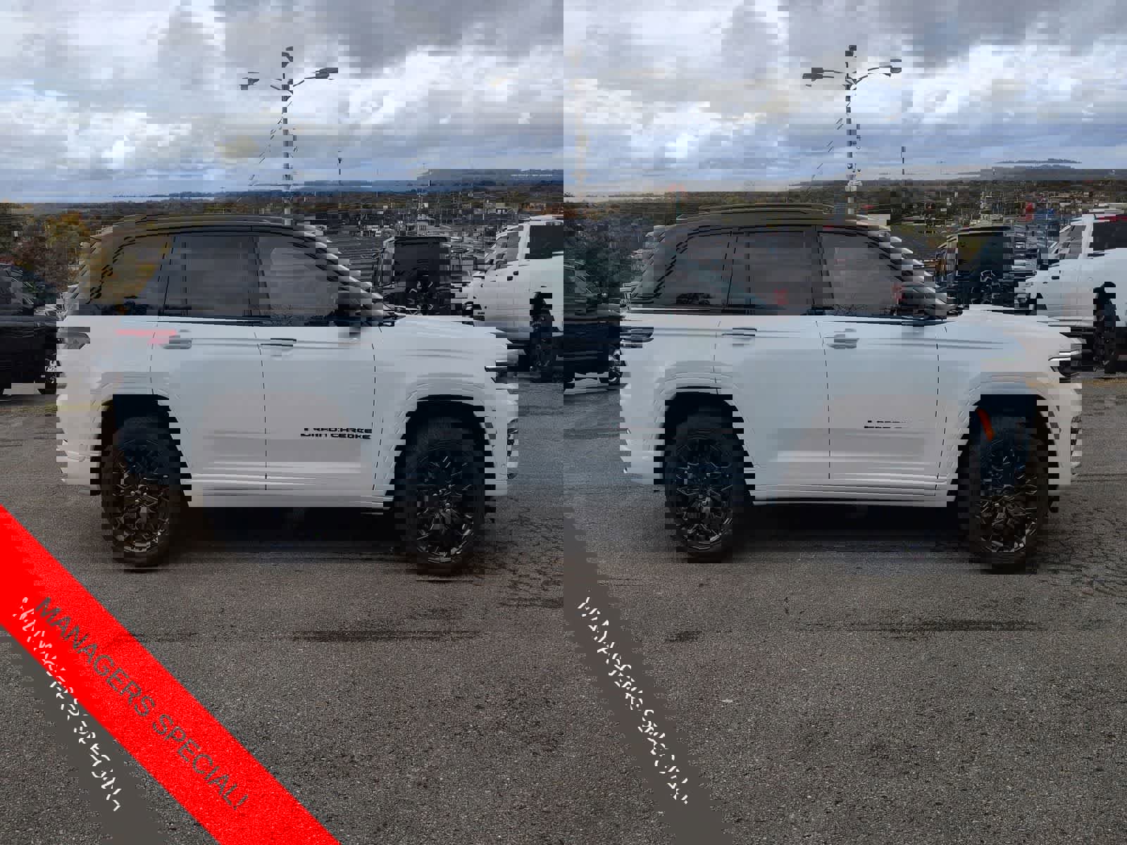 New 2025 Jeep Grand Cherokee Summit image 9