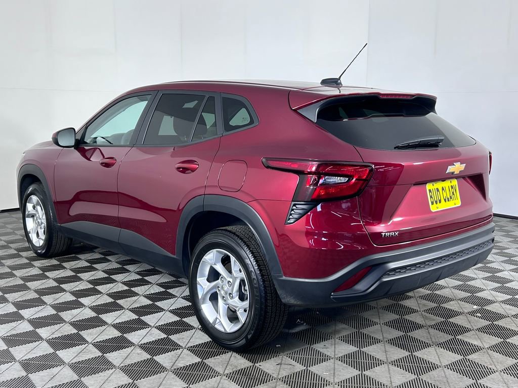 Used 2024 Chevrolet Trax LS w/ LS Convenience Package FWD image 8
