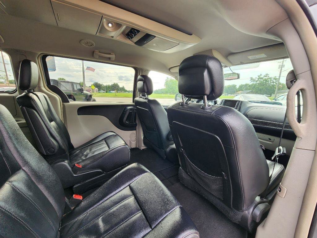 Used 2014 Chrysler Town & Country Touring FWD image 20