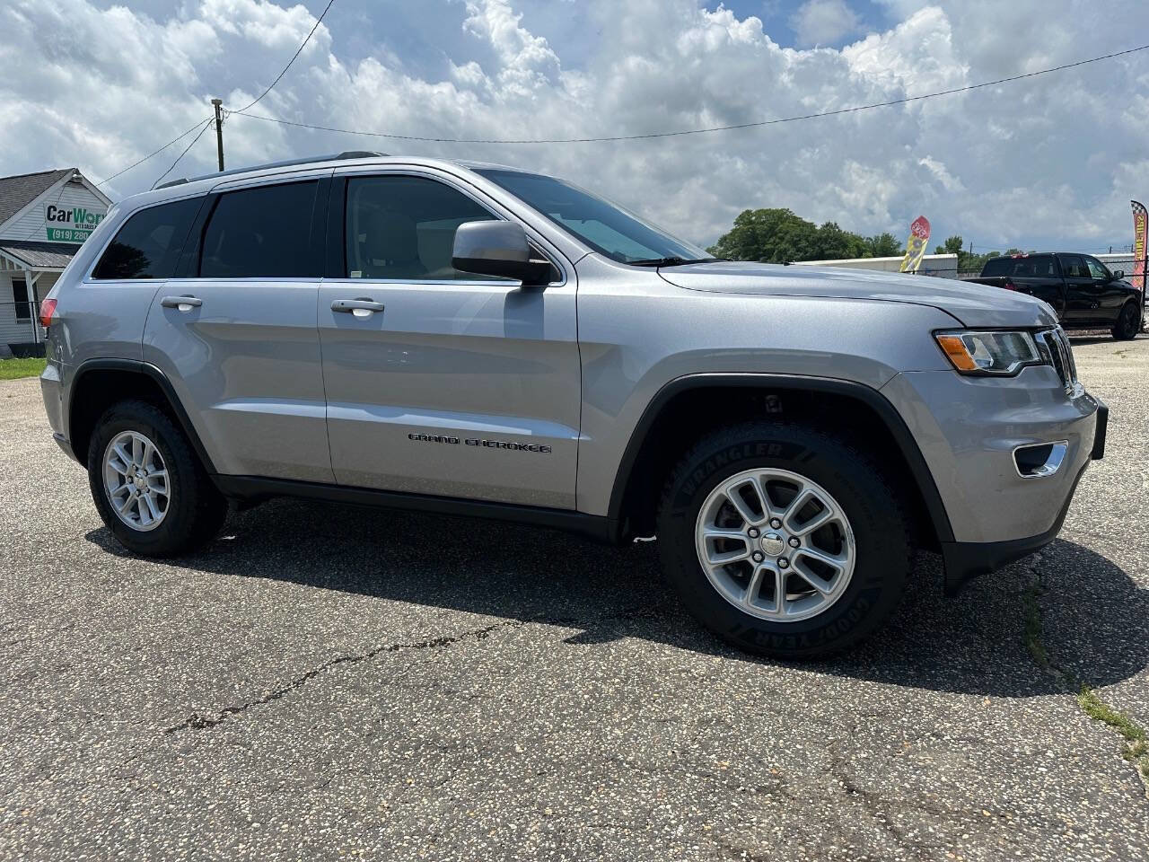 Used 2019 Jeep Grand Cherokee Laredo image 11