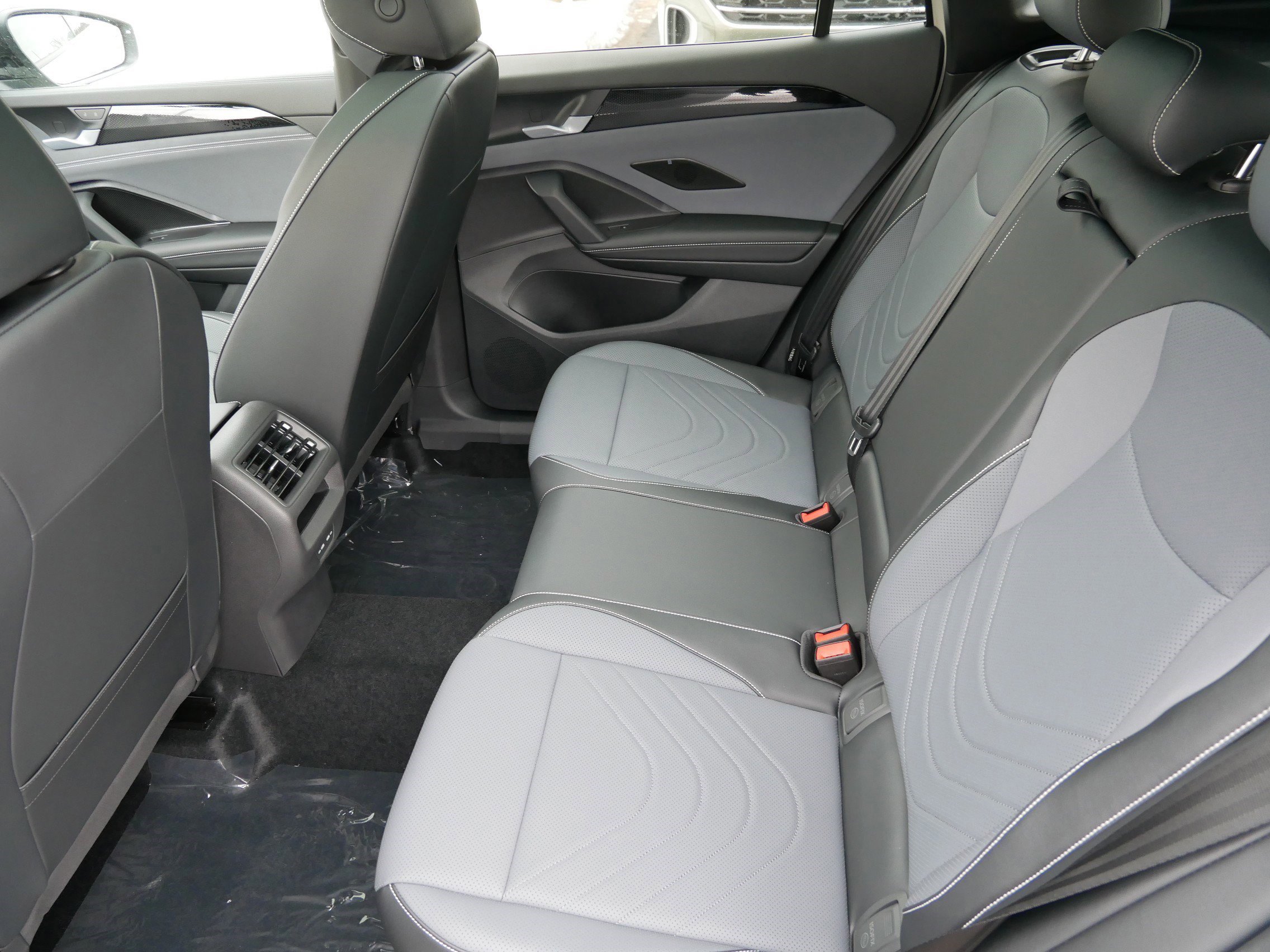 New 2026 Volkswagen Tiguan SE R-Line image 8