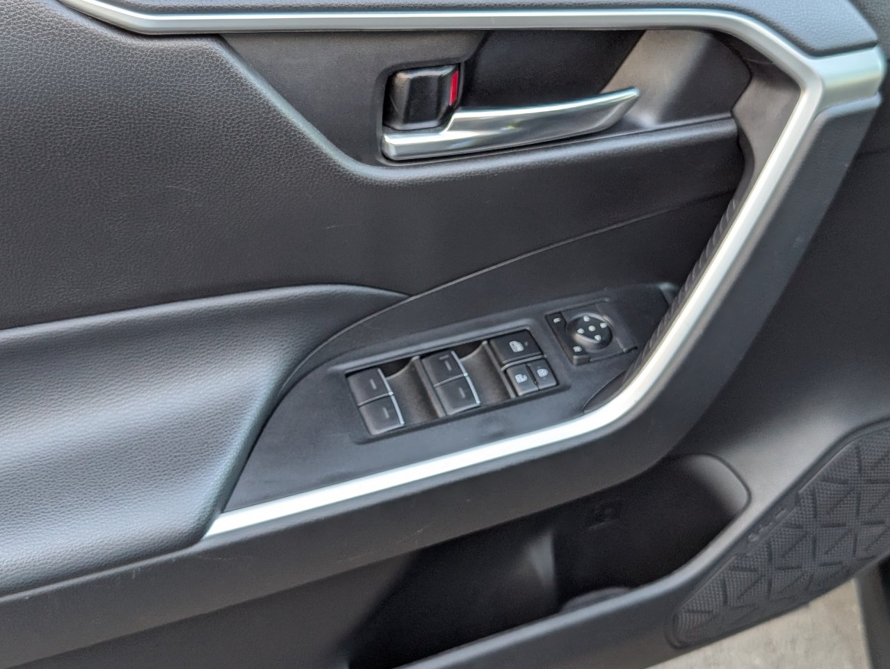 Used 2024 Toyota RAV4 XLE AWD/4WD image 15