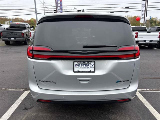 Used 2023 Chrysler Pacifica Touring-L w/ S Appearance Package FWD image 4