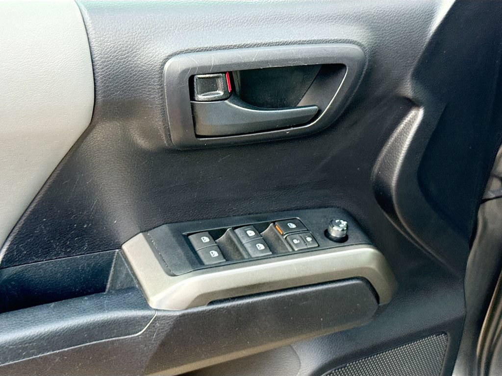 Used 2020 Toyota Tacoma SR5 RWD image 19