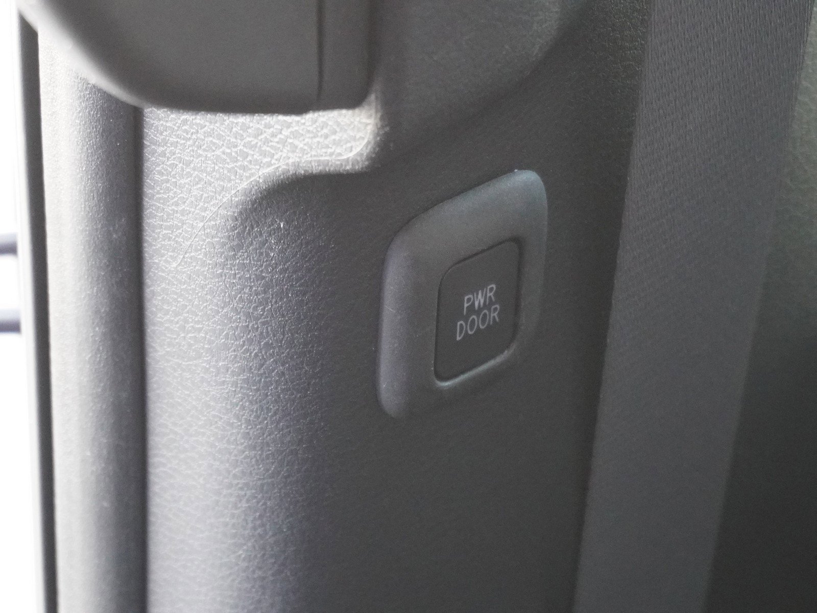 Used 2025 Toyota Sienna XLE image 19