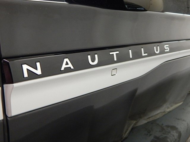 Used 2024 Lincoln Nautilus Premier image 5