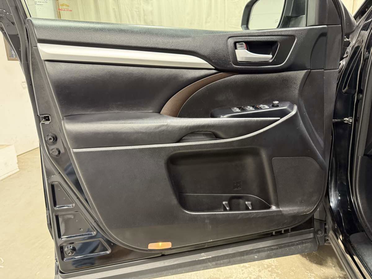 Used 2018 Toyota Highlander XLE w/ Protection Package #3 image 7