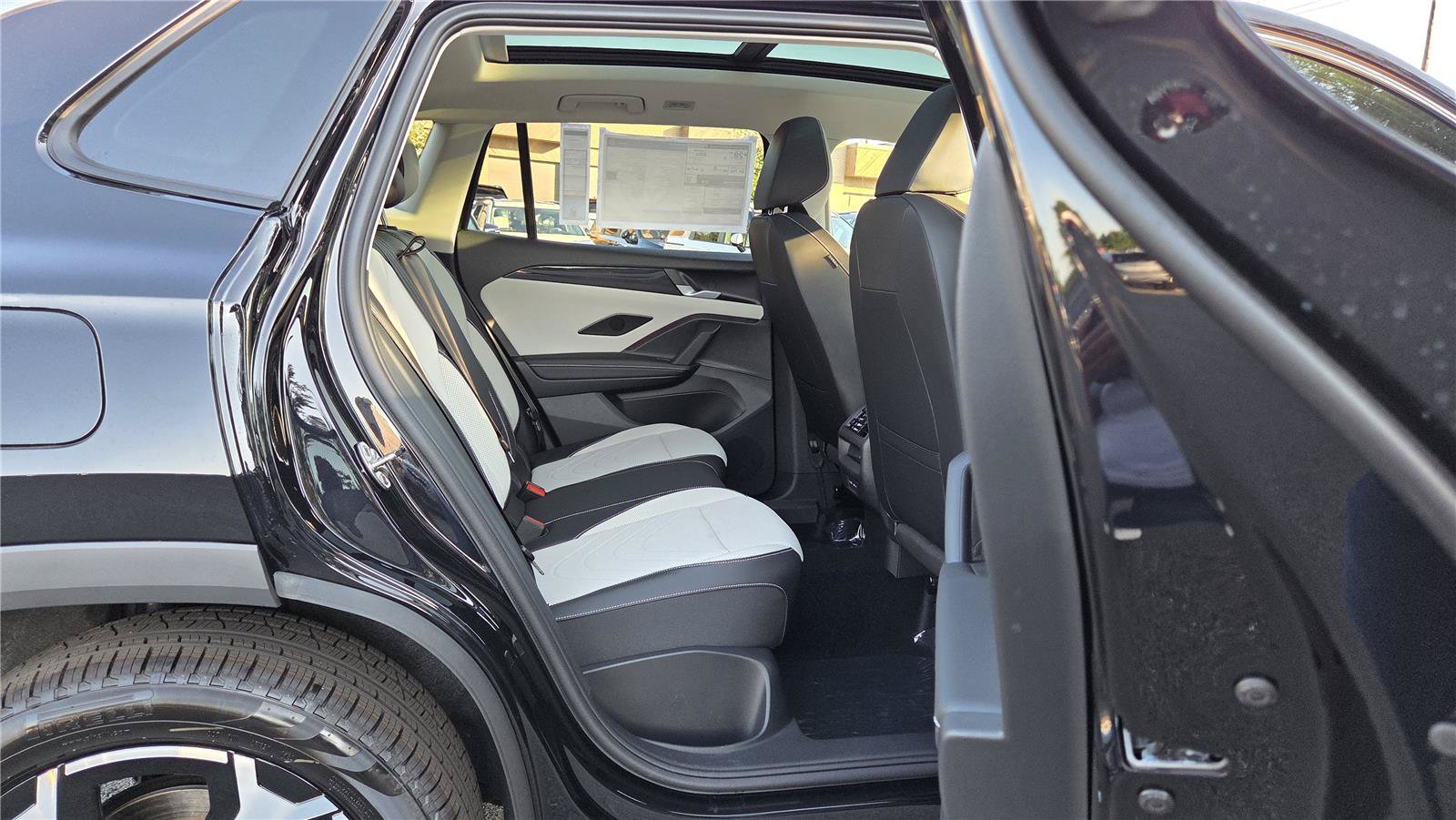 New 2026 Volkswagen Tiguan SE FWD image 32