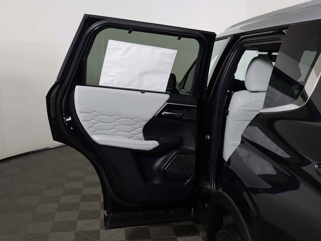New 2025 Mitsubishi Outlander AWD image 28