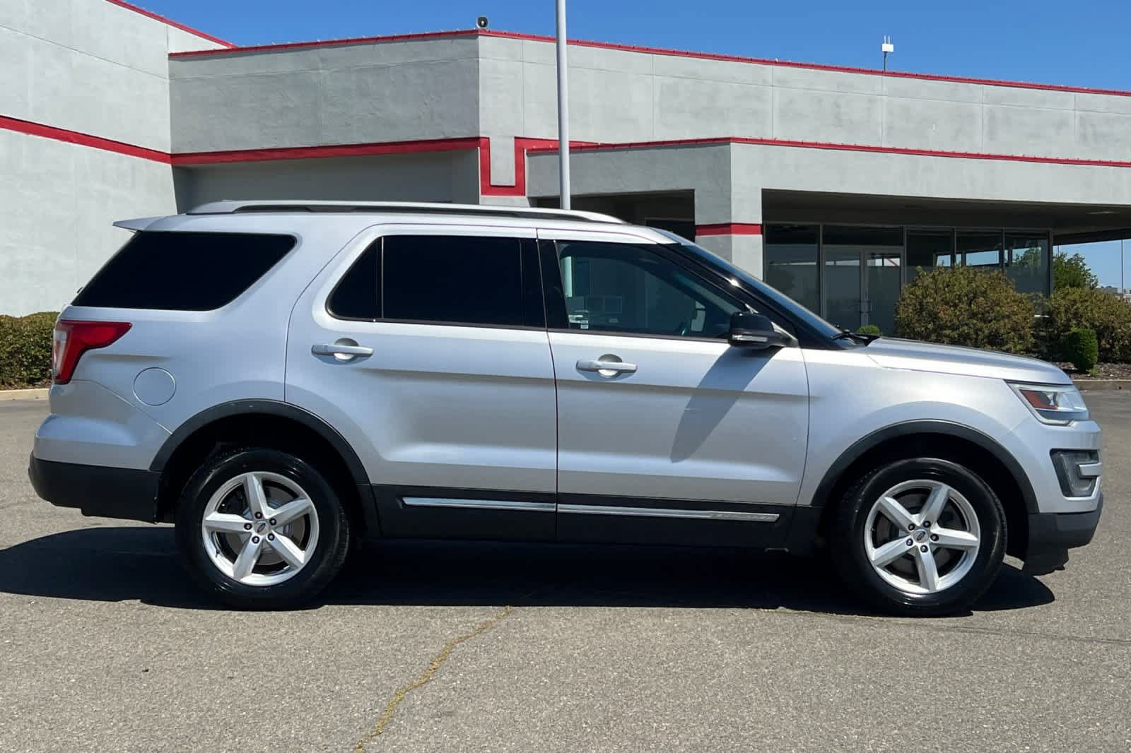 Used 2016 Ford Explorer XLT w/ Equipment Group 202A AWD/4WD image 6