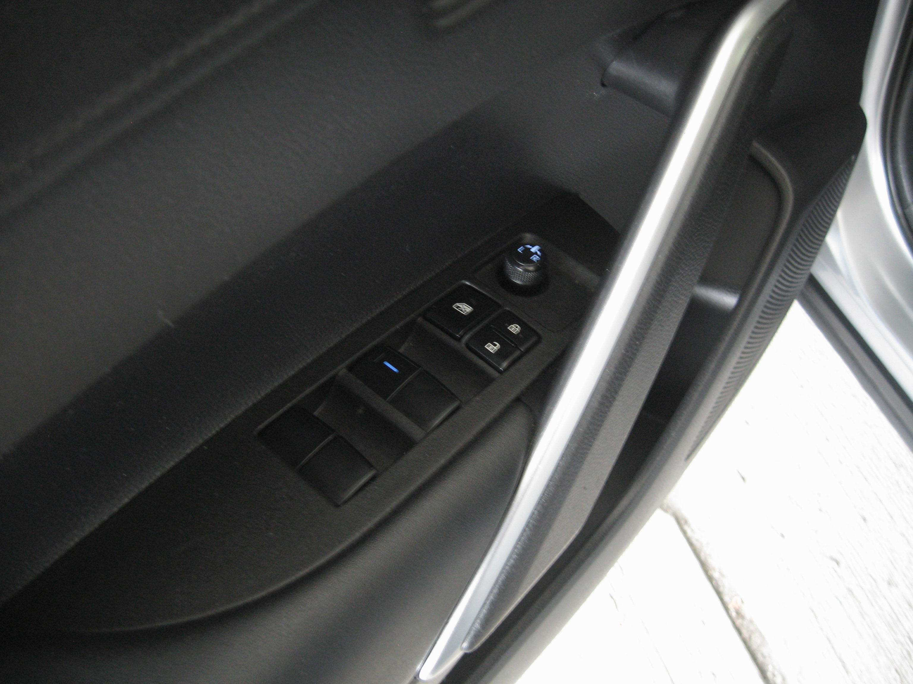 Certified 2022 Toyota Corolla Cross LE w/ Moonroof Package AWD/4WD image 12