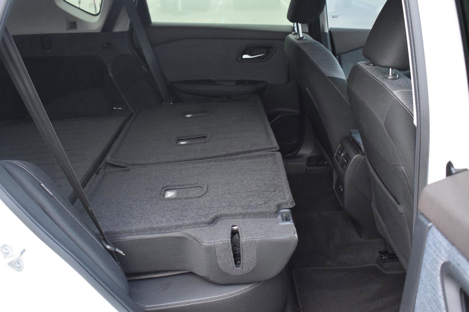 Used 2023 Nissan Rogue SV image 40