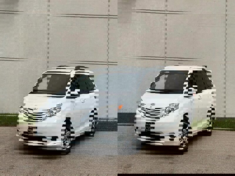Used 2016 Toyota Sienna LE image 1