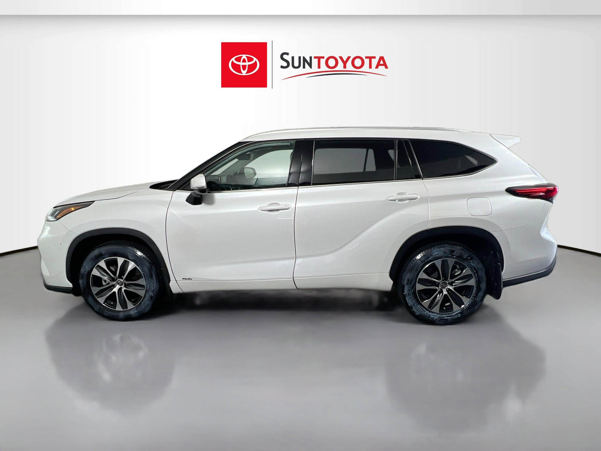 Used 2022 Toyota Highlander XLE AWD/4WD image 7