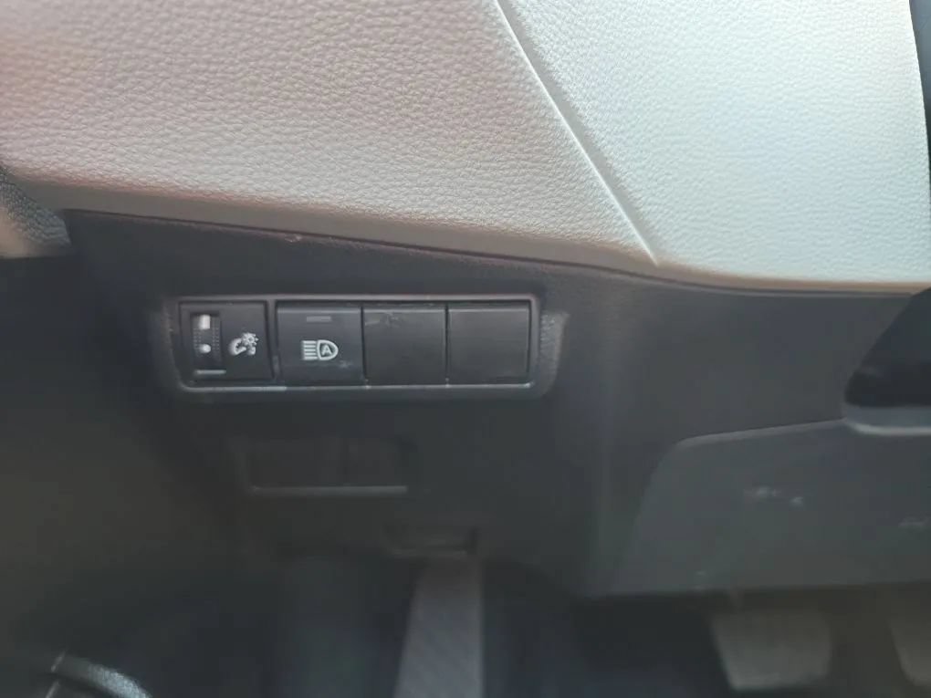 Used 2024 Toyota Corolla Cross L FWD image 21