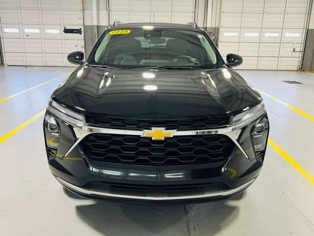 Used 2025 Chevrolet Trax LT FWD image 11