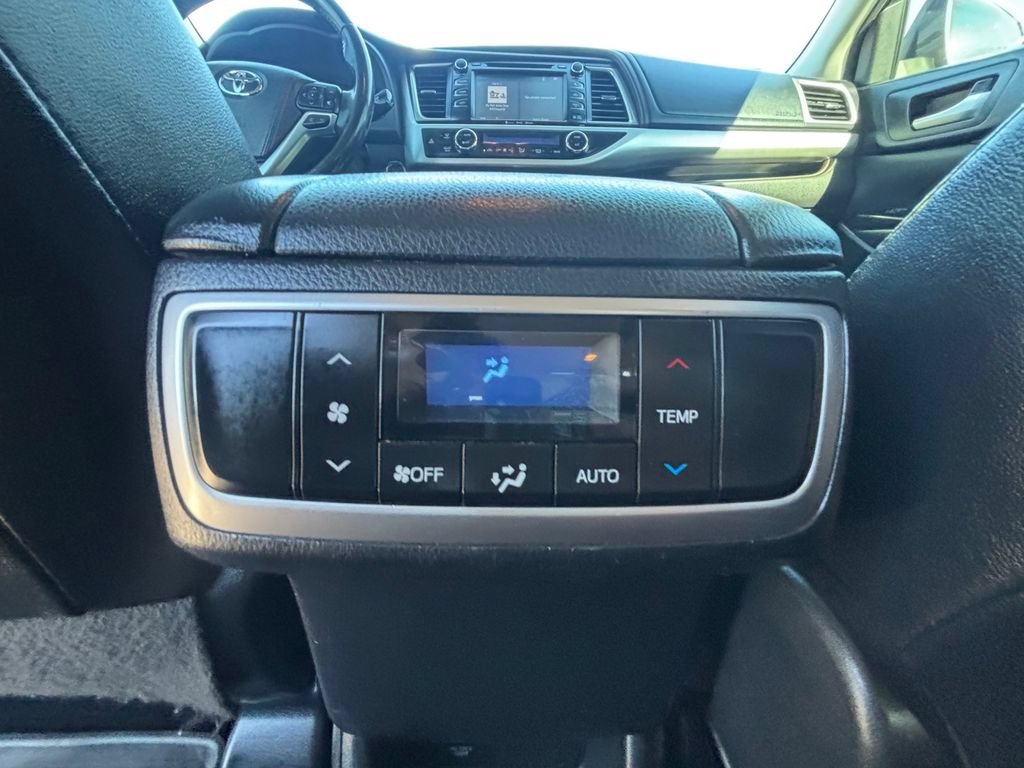Used 2018 Toyota Highlander XLE AWD/4WD image 21