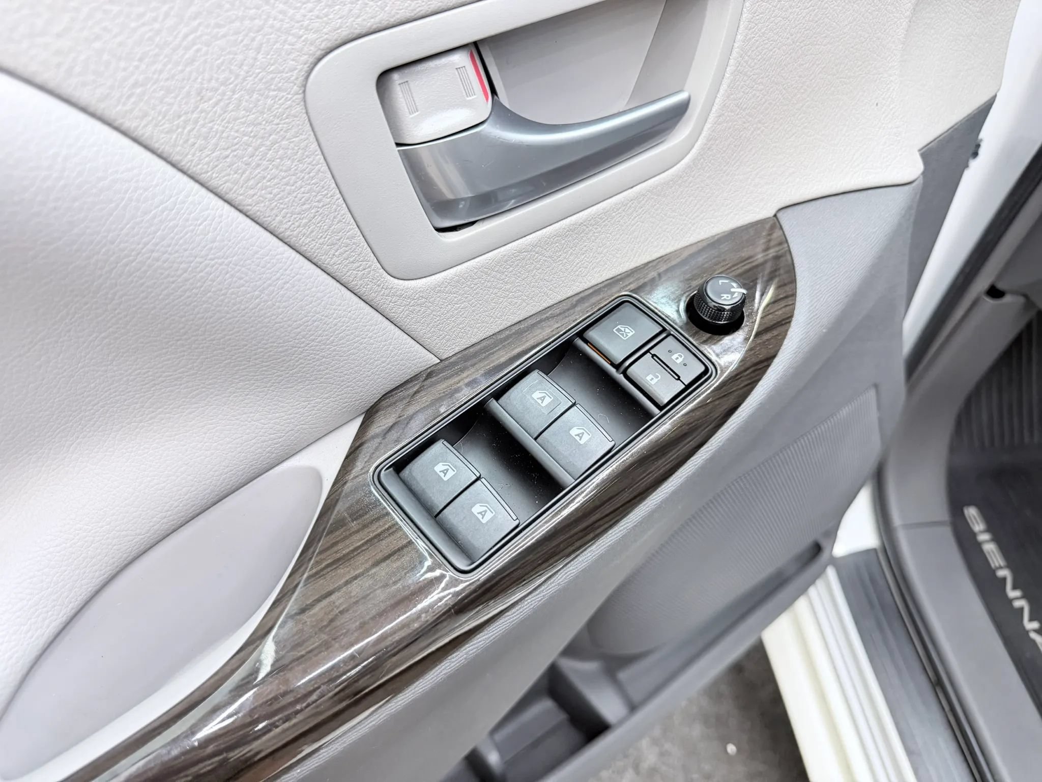 Used 2017 Toyota Sienna XLE FWD image 9