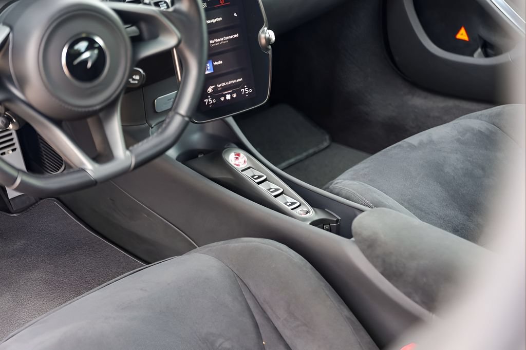 Used 2023 McLaren Artura RWD image 13