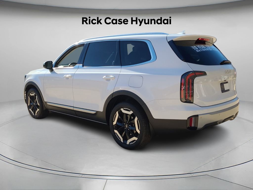 Used 2024 Kia Telluride EX w/ EX Captain's Chair Package image 8