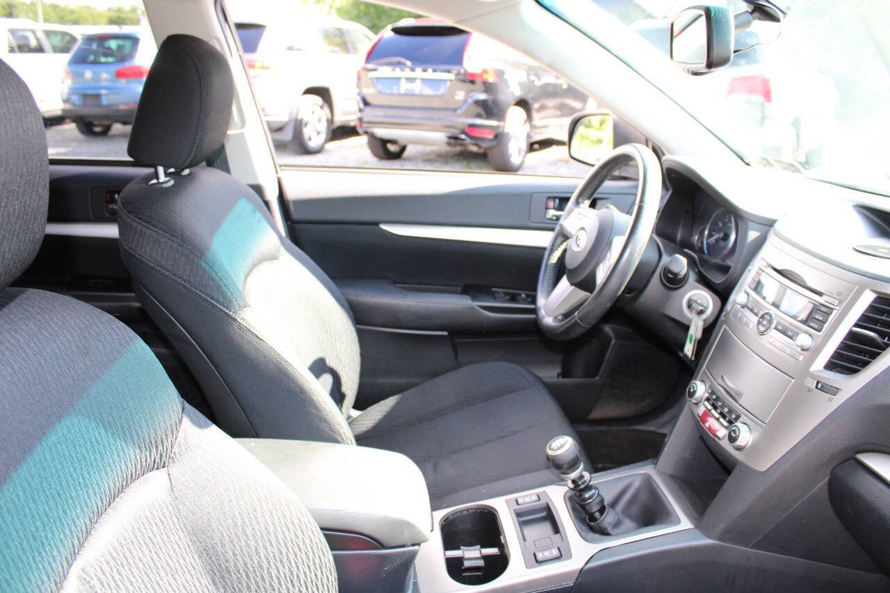 Used 2011 Subaru Outback 2.5i Premium w/ All-Weather Pkg AWD/4WD image 11