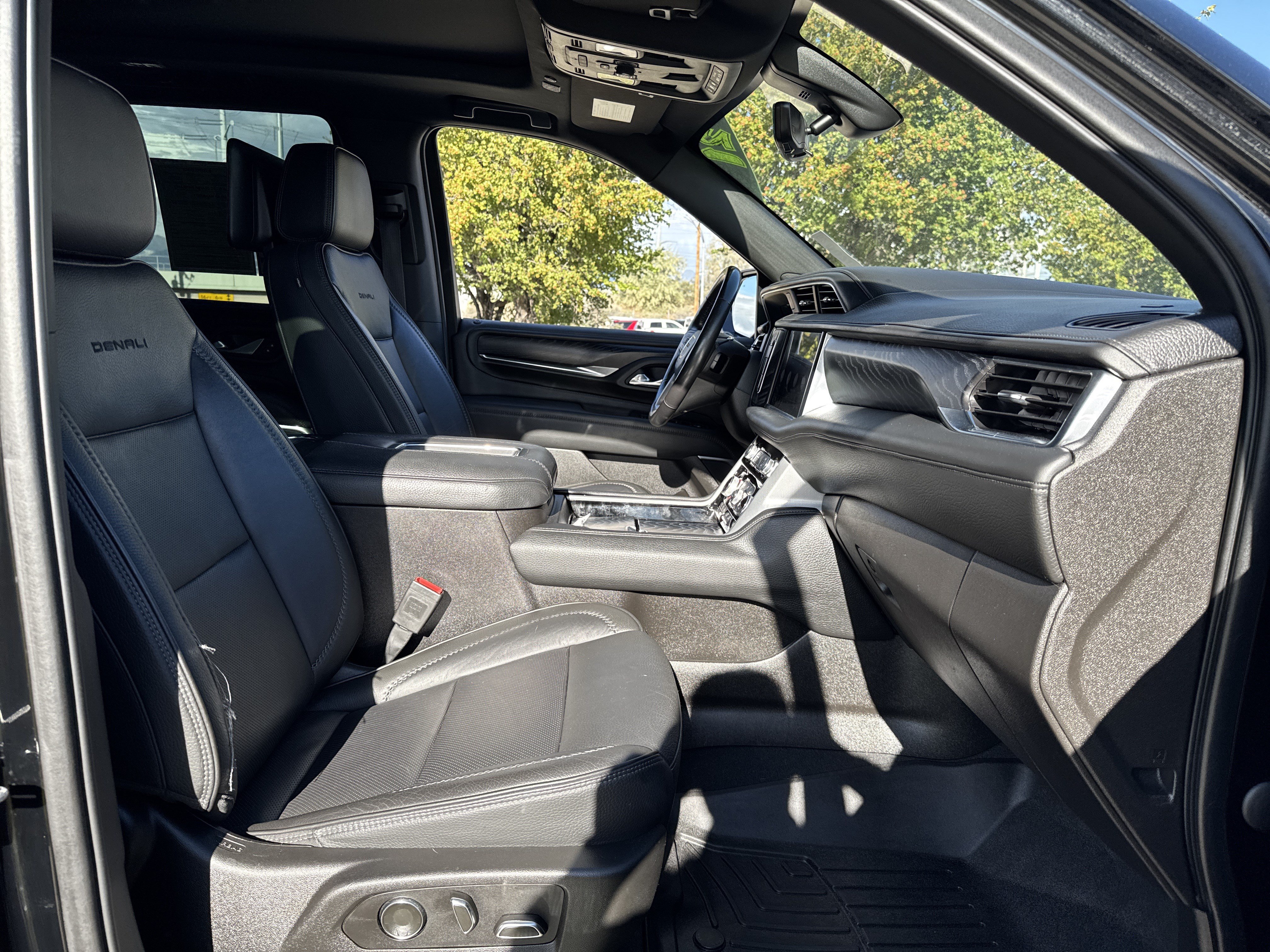 Used 2021 GMC Yukon Denali w/ Denali Ultimate Package AWD/4WD image 21