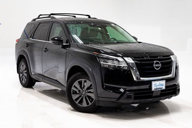 Used 2022 Nissan Pathfinder SV w/ SV Premium Package FWD image 6