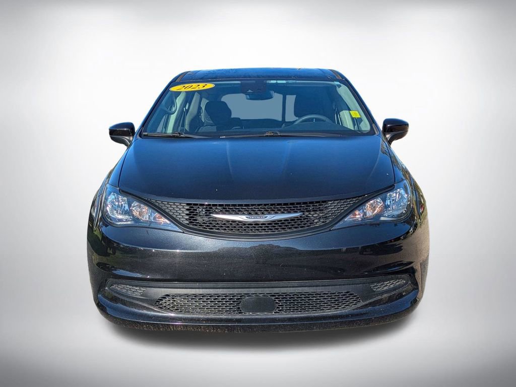 Used 2023 Chrysler Voyager LX image 9