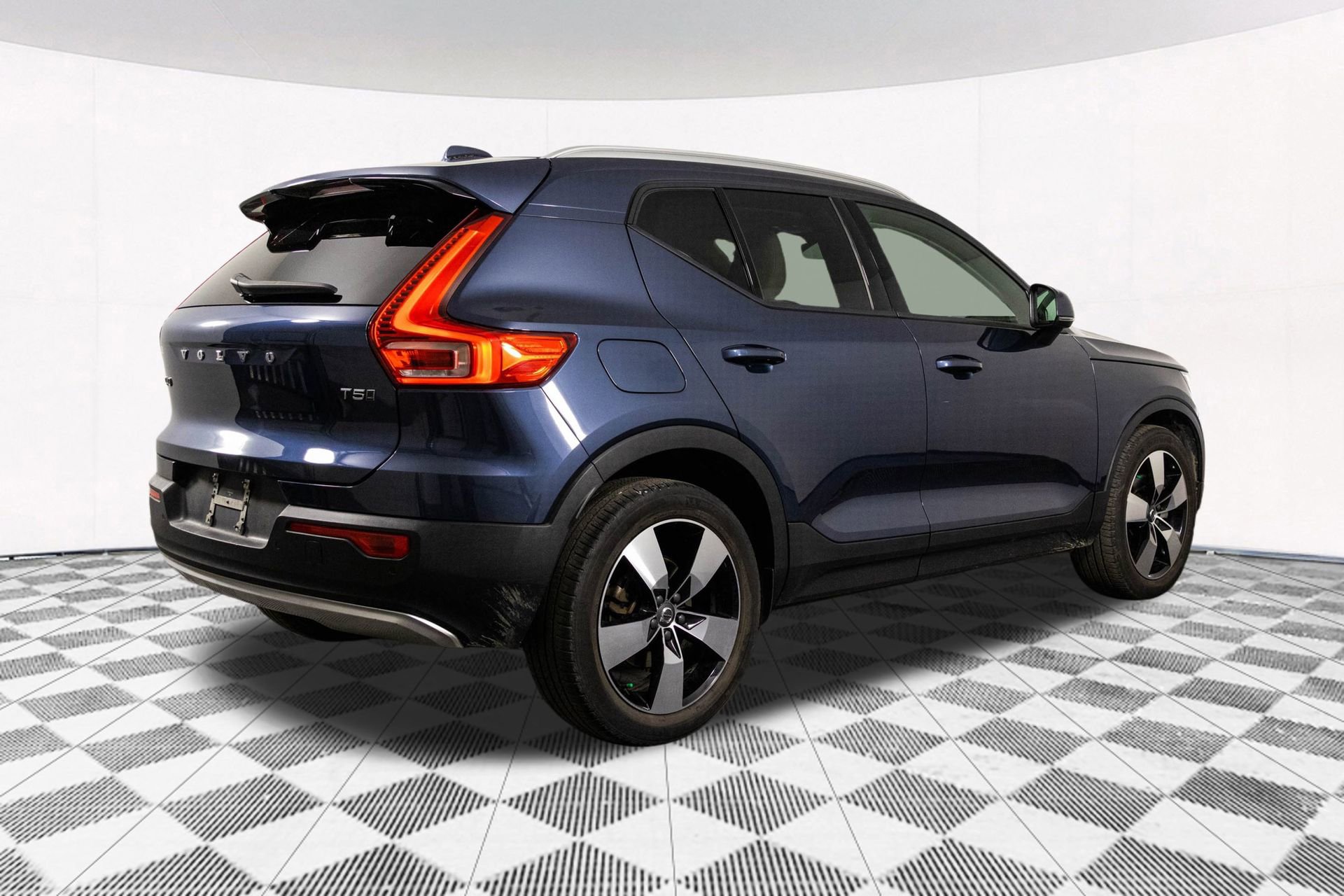 Used 2021 Volvo XC40 T5 Momentum w/ Protection Package Premier image 15