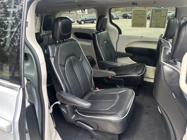 Used 2023 Chrysler Pacifica Limited image 16