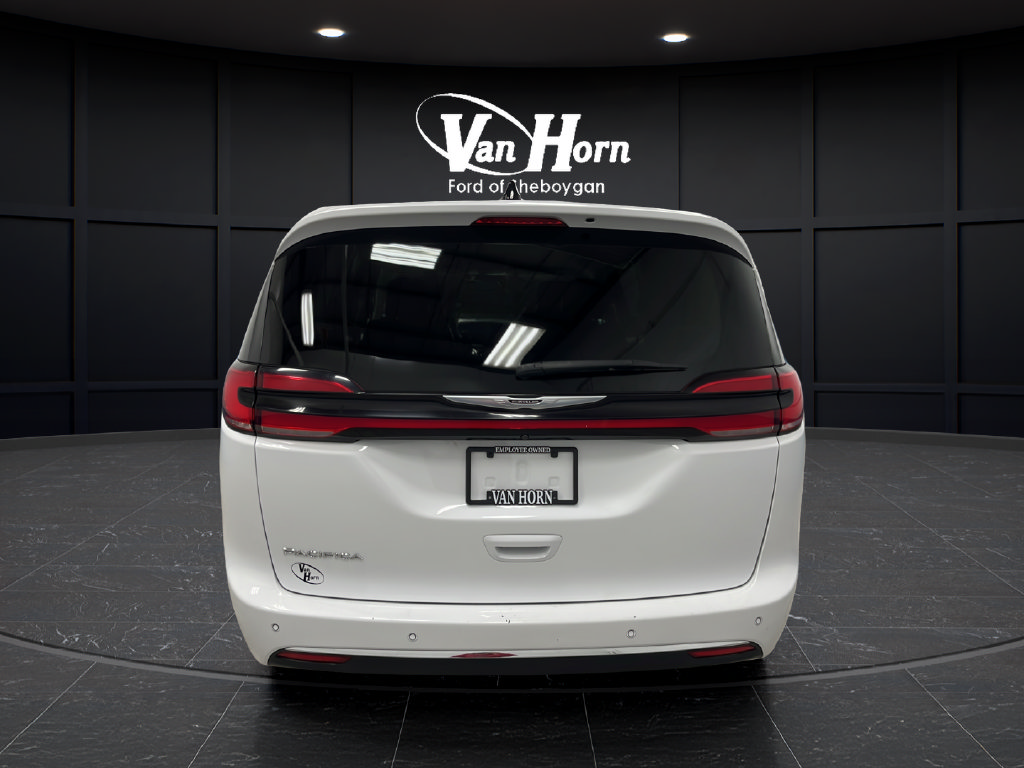 Used 2023 Chrysler Pacifica Touring-L FWD image 6