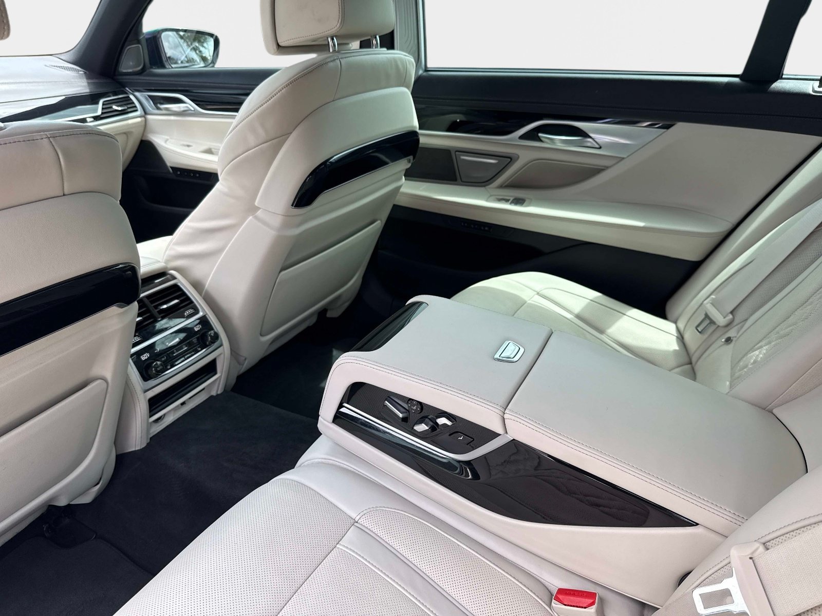 Used 2022 BMW 750i xDrive w/ Executive Package AWD/4WD image 13