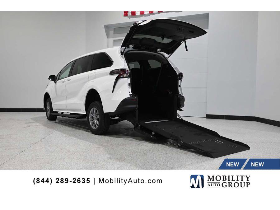 New 2025 Toyota Sienna LE image 1