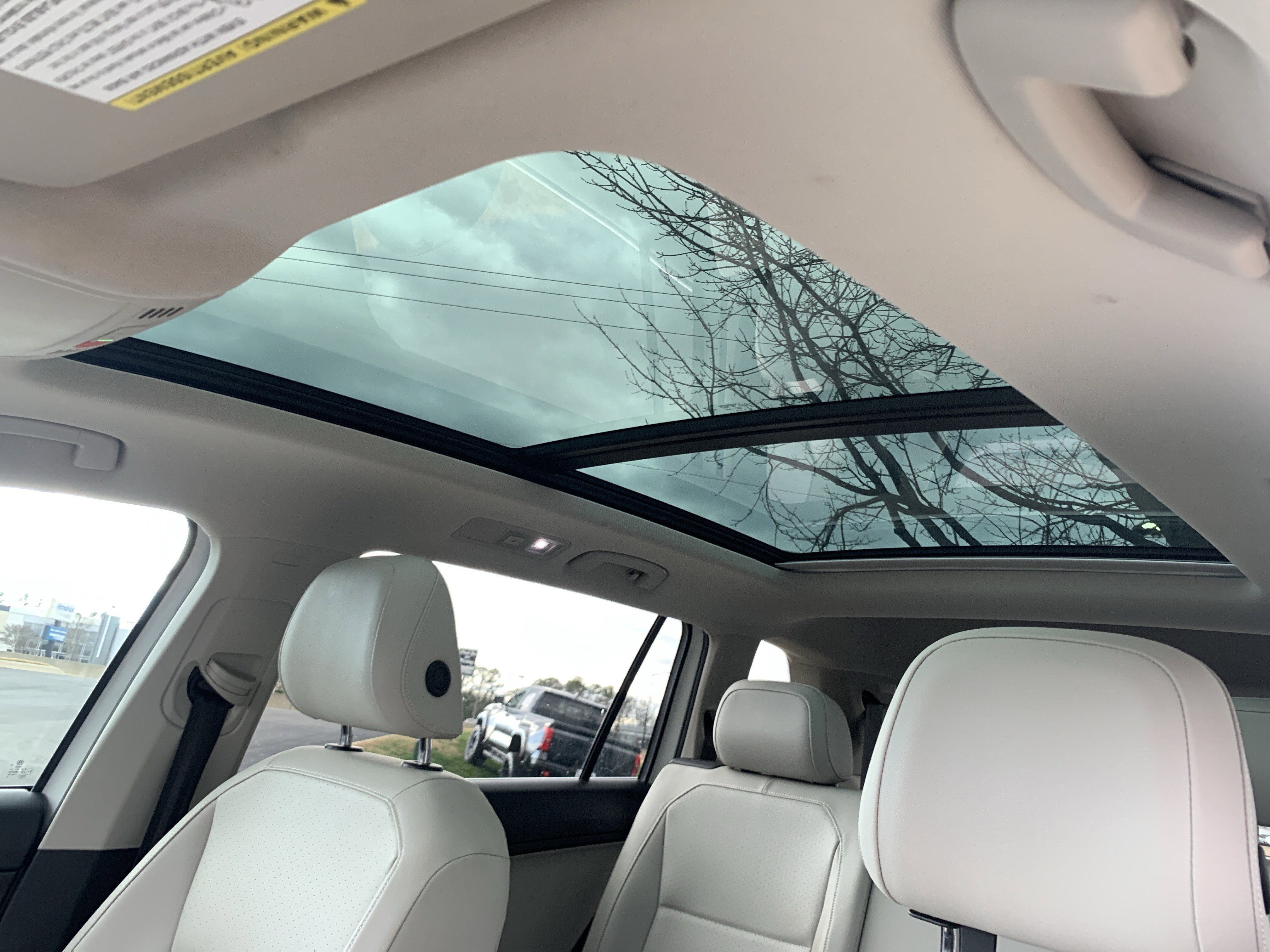 Used 2020 Volkswagen Tiguan SE w/ Panoramic Sunroof Package image 28