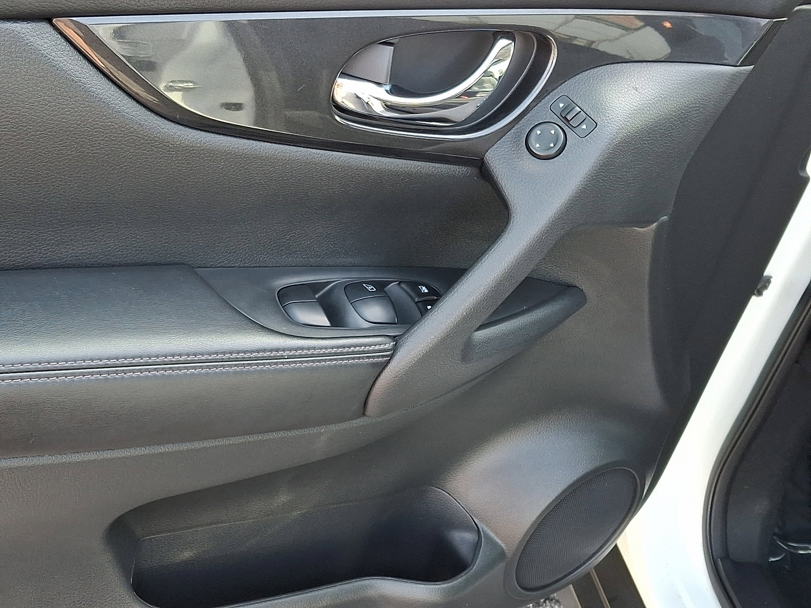 Used 2017 Nissan Rogue SV image 12