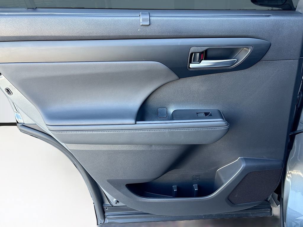 Certified 2025 Toyota Highlander XLE image 27