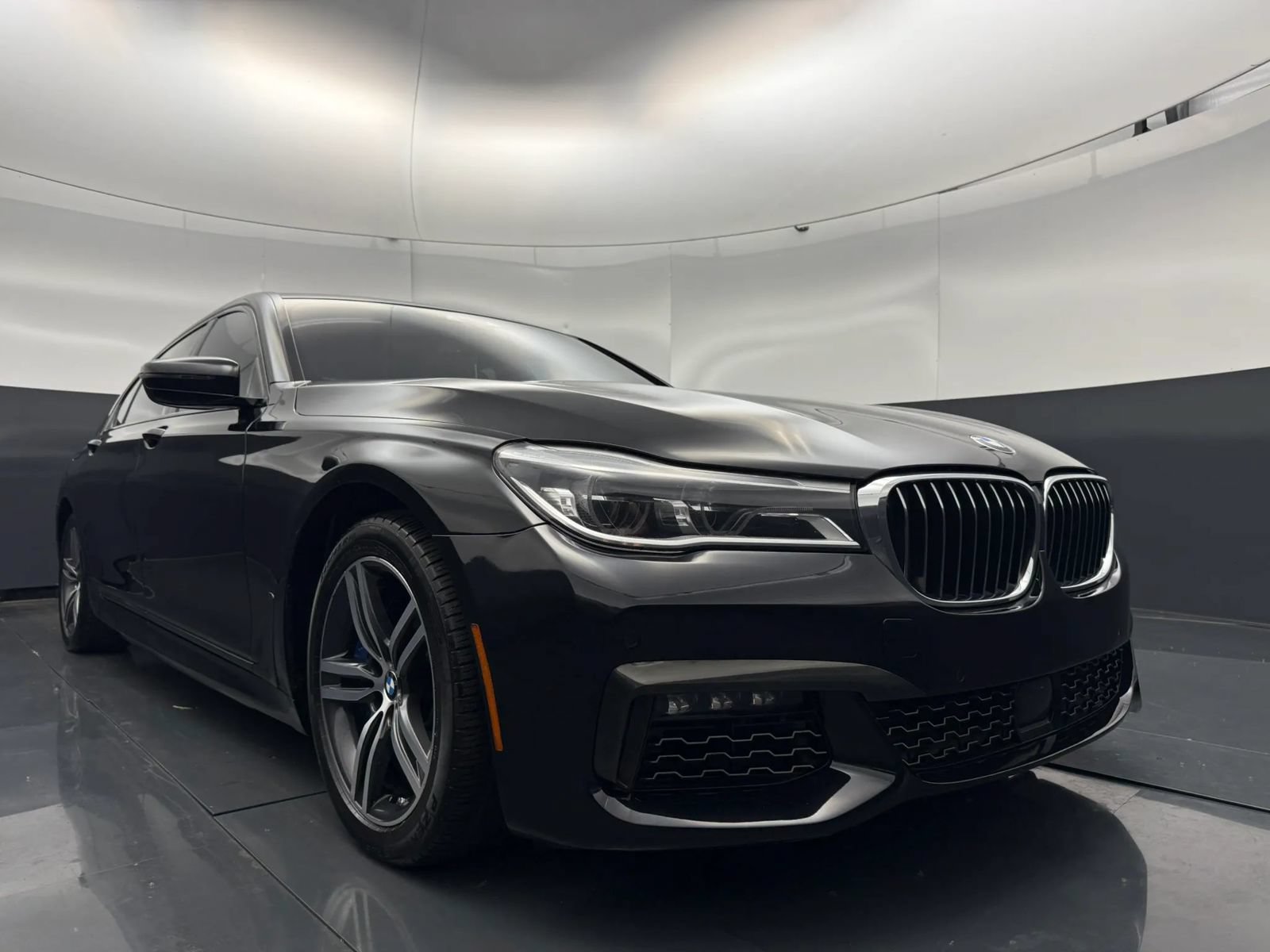 Used 2019 BMW 750i xDrive w/ Executive Package AWD/4WD image 1
