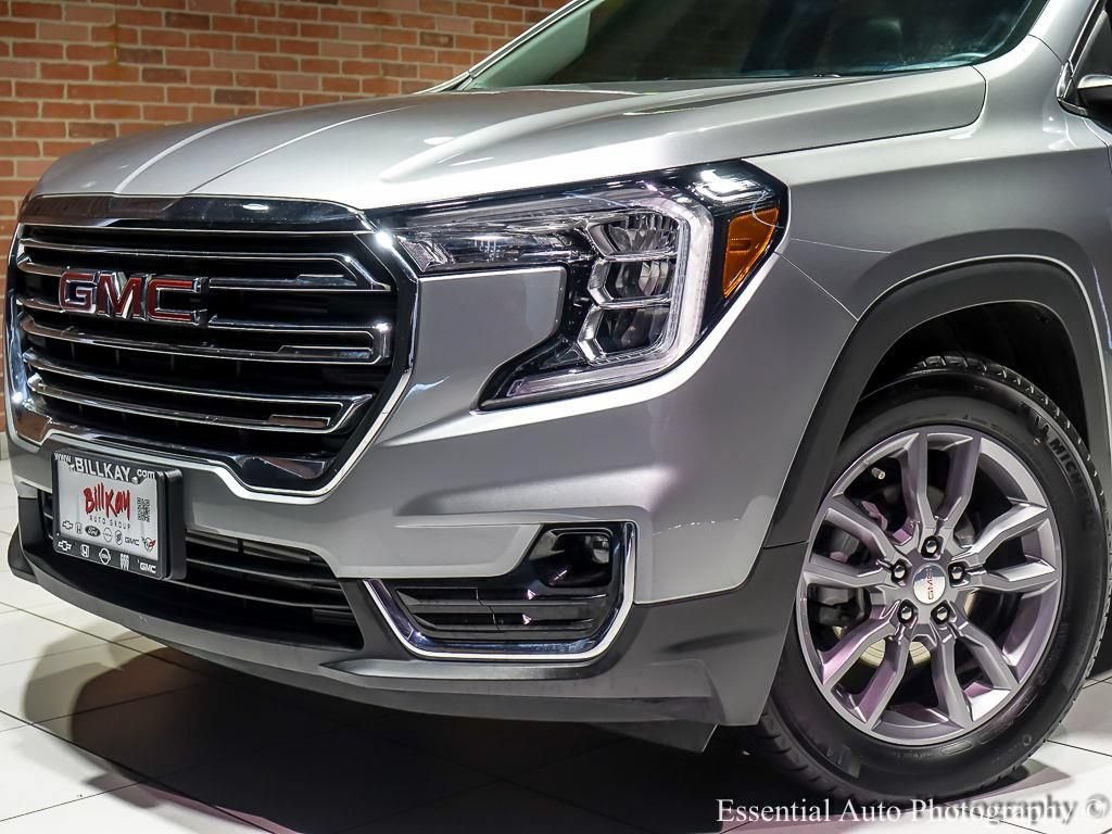 Used 2024 GMC Terrain SLT w/ Infotainment Package II FWD image 3