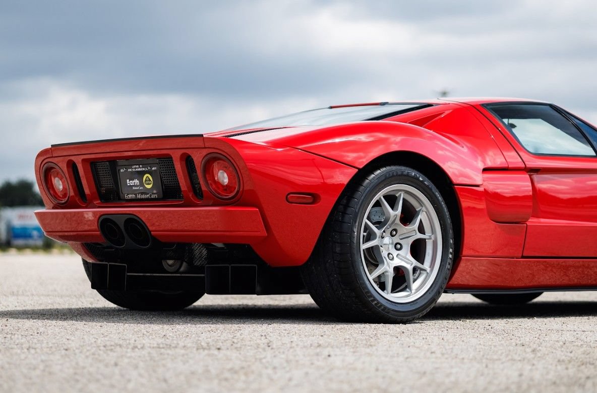 Used 2005 Ford GT RWD image 15