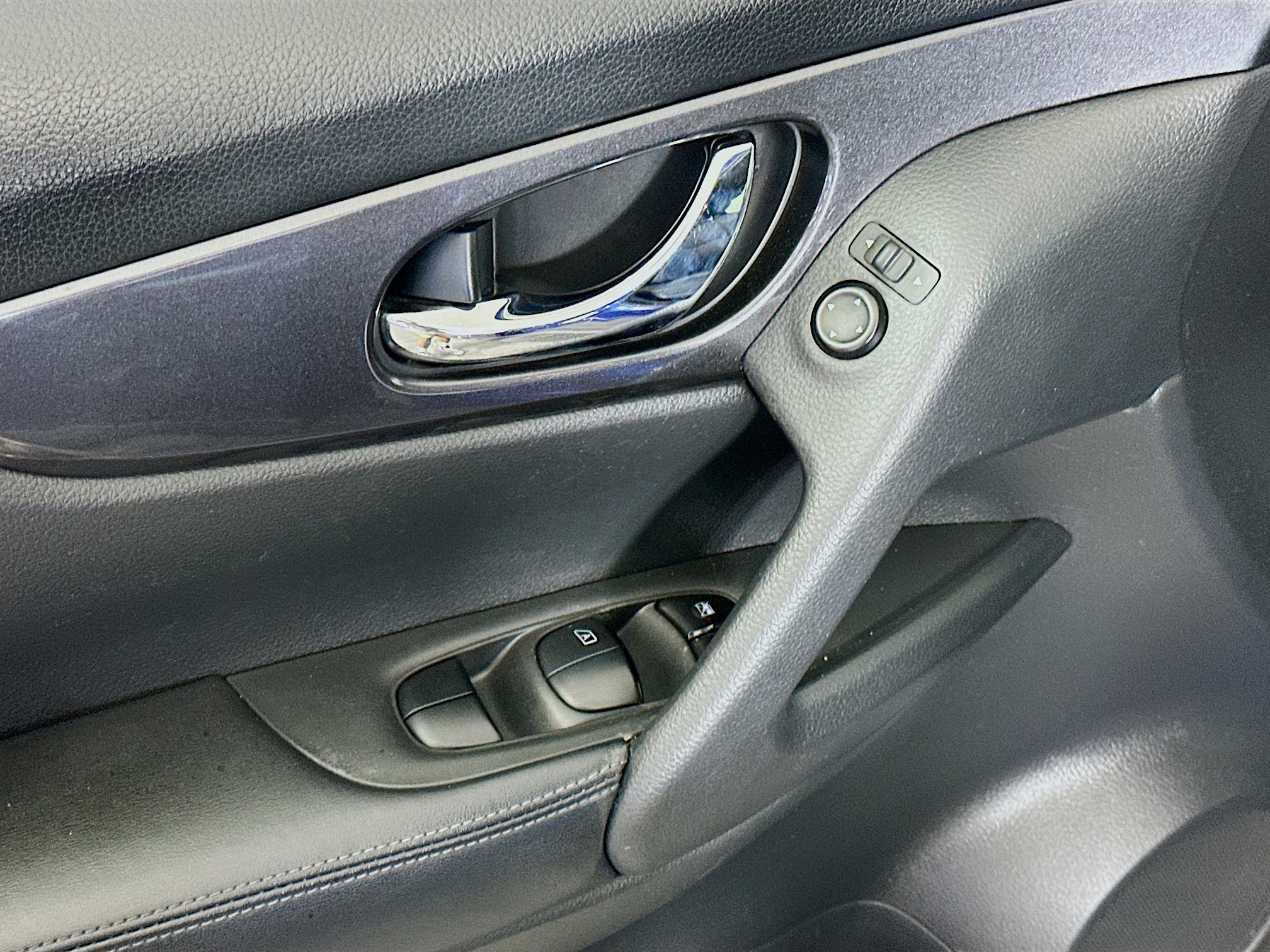 Used 2018 Nissan Rogue SV FWD image 15