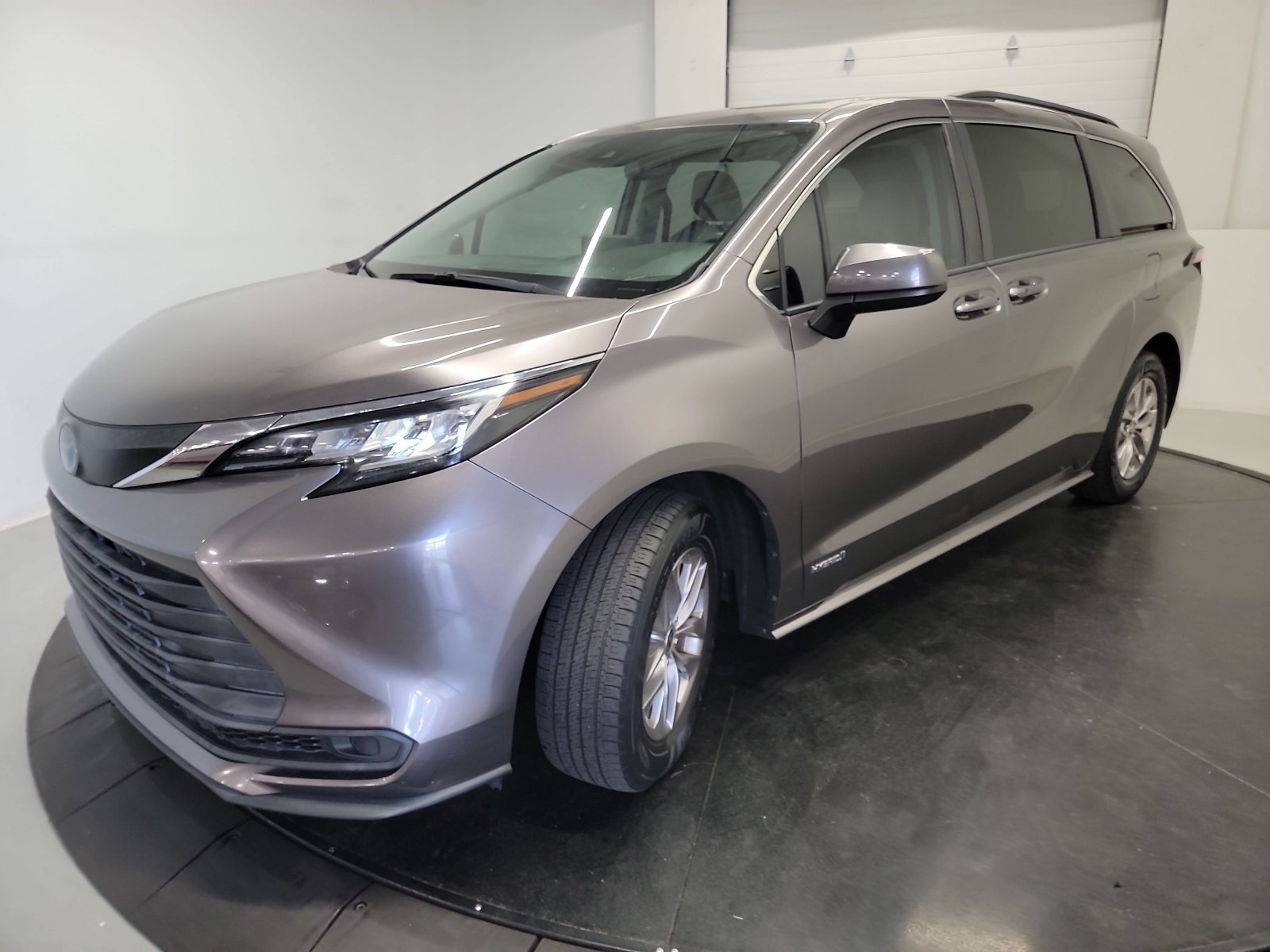 Used 2021 Toyota Sienna LE w/ LE Plus Package AWD/4WD video 3